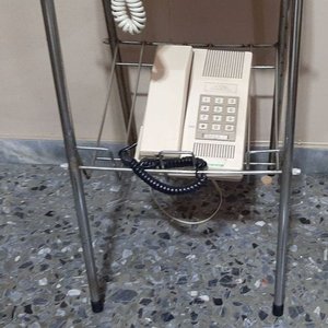 Mesa Auxiliar Cromada con Tapa de Mármol y Dos Teléfonos de Línea - imagen 2