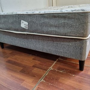 Sommier y Colchón de 2 Plazas con Base - Estampado Gris y Blanco - imagen 5