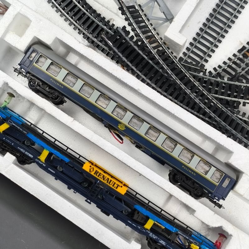 Colección de trenes modelo en HO escala con detalles y características - imagen 17