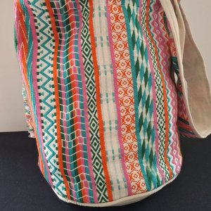 Mochila Artesanal Multicolor con Flecos y Cuentas - imagen 2