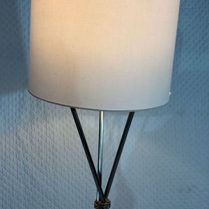Lámpara de Pie Moderna con Patas Cruzadas y Pantalla Grande - imagen 3