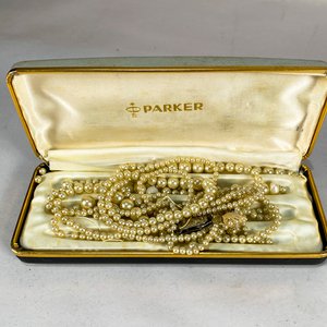 Dos Collares de Perlas Imitación con Estuches Parker y Majorica - imagen 2