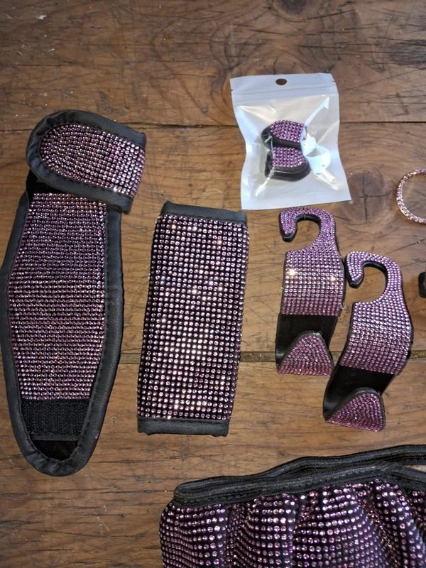 Lote siguiente: Accesorios para auto con glitter en color fucsia y rosa