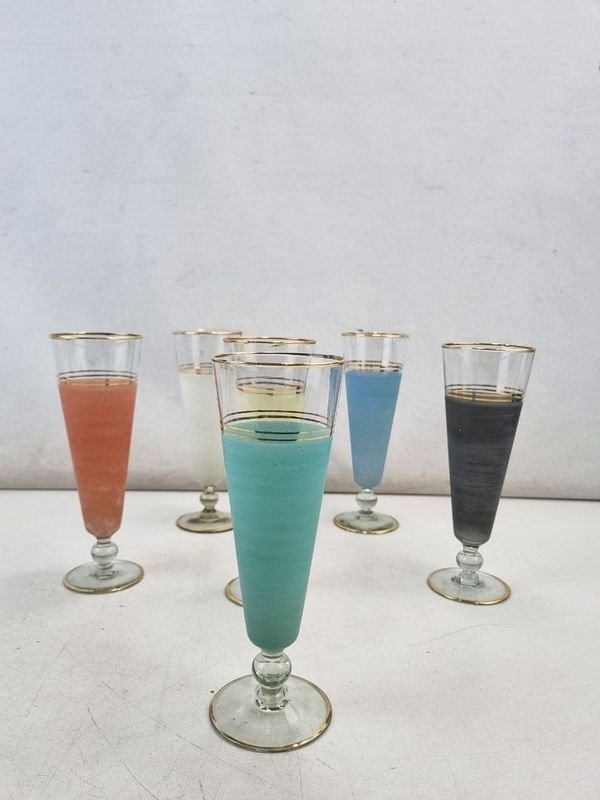 L 272 - Set De 6 Piezas - Atractivo set de copas de vidrio con pie, decoración de color degradé y bordes dorados (Altura 16cm)