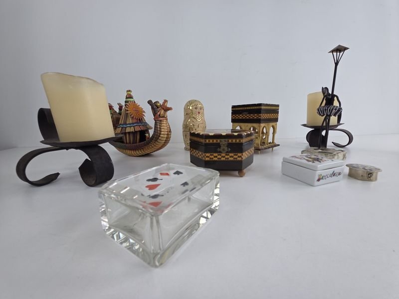 Lote siguiente: Colección de adornos decorativos y únicos