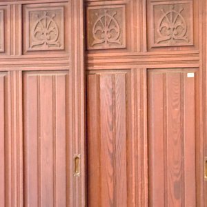 Armario Antiguo de Madera Oscura con Detalles Tallados - imagen 2