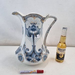 L 381 - 1 Pieza - Importante jarra antigua de porcelana inglesa J. & G. Meakin, modelo 'Tripoli', con elaborados motivos ornamentales en azul y oro (Con averia en boca) - imagen 2