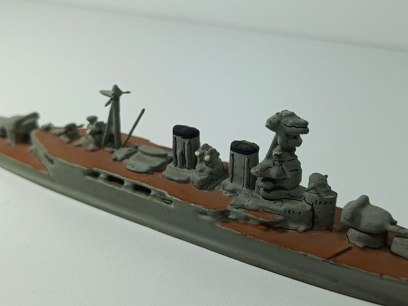 Maqueta de barco acorazado a escala con estructura metálica - imagen 3