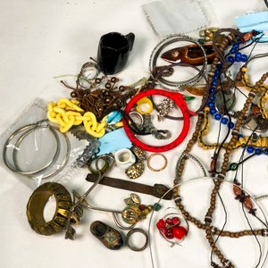 Lote de Bijouterie Variada para Dama: Collares, Pulseras y Aros - imagen 3