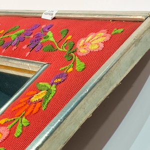 Espejo Decorativo con Marco Metálico y Bordado Floral - imagen 3