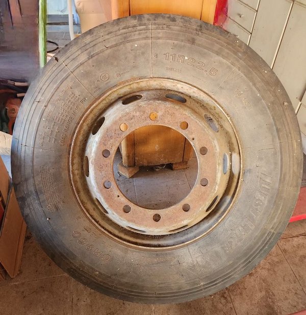 Llanta con Cubierta Radial 11R22.5
