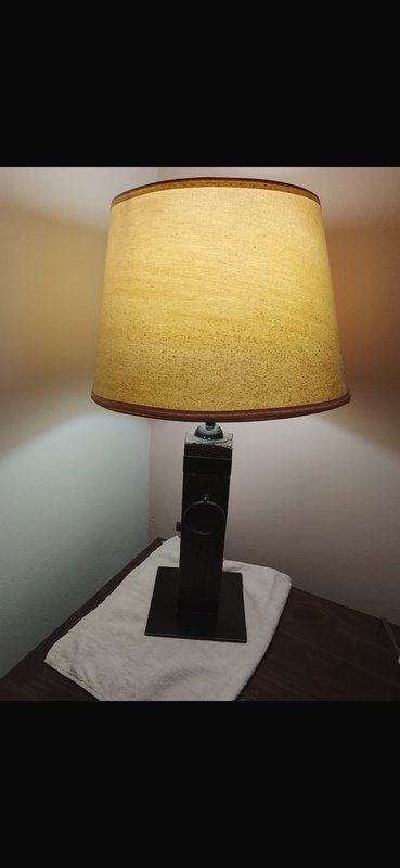 Lámpara Artesanal con Base de Madera y Hierro
