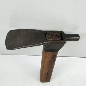 Azuela Antigua de Carpintero con Cuño Metálico y Mango de Madera - imagen 6