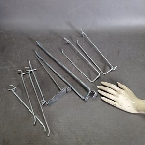 Más de 100 perchas en metal para exhibir en diferentes formas y tamaños.  - imagen 4