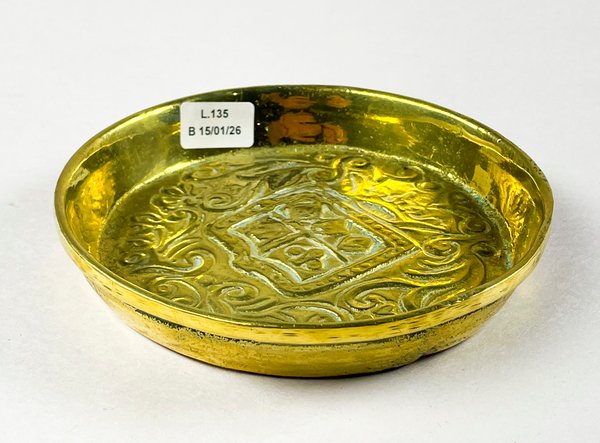 Lote siguiente: Despojador circular en bronce con escudo de 14 cm