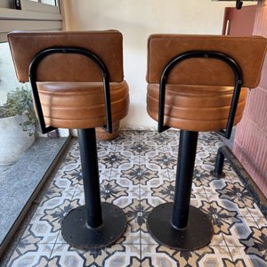 Lote #012B – Dos butacas para barra en caño grueso de amurar al piso, tapizadas en cuero color whisky – 37cm diámetro asiento, 74cm de altura al asiento y 92cm total - imagen 4