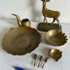 Lote de Adornos de Bronce Macizo: Ciervo, Cenicero Pipa y Bandeja Decorada - imagen 3