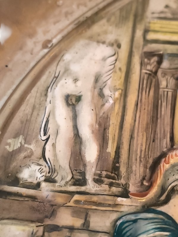 Pieza de Arte en Porcelana con Relieve Mitológico y Figura de León Neoclásico - imagen 6