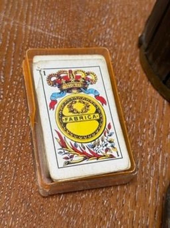 Lote de hielera, mazo de cartas y botella de Gregsons - imagen 3