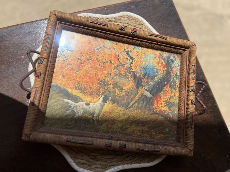 Pintura de perro frente a árbol