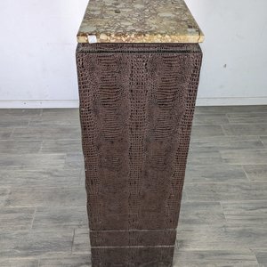 Pedestal Tapizado Imitación Reptil con Tapa de Mármol - imagen 3