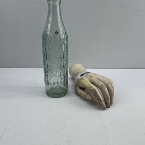 Botella Antigua de Vidrio con Mano de Maniquí Vintage - imagen 2