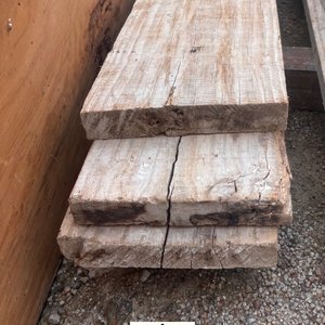 Lote siguiente: 3 Tablones de Madera de Obra Rústica