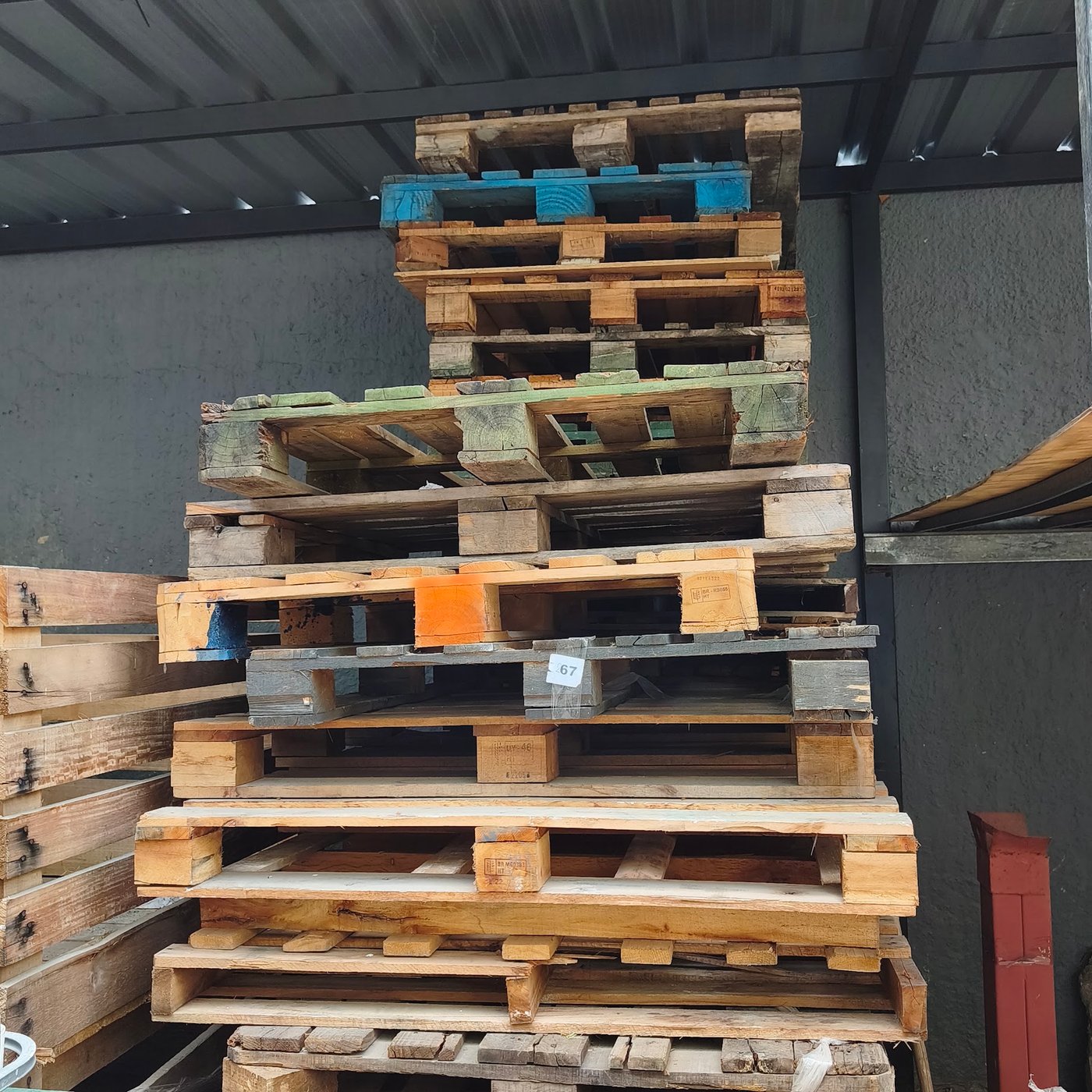 Lote de Pallets de Madera Usados de Varios Tamaños