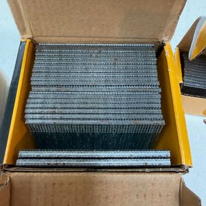 Lote de Clavos y Grampas Bostitch y Dewalt - imagen 4