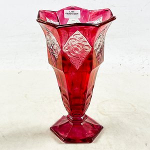 Florero de Vidrio Rubí Facetado con Detalles Labrados - imagen 1