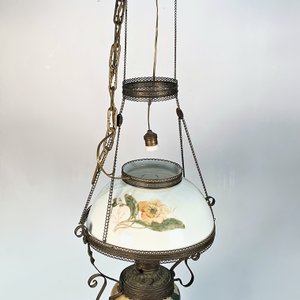 Lote siguiente: Colgante de Bronce con Pantalla de Opalina y Decoración Floral