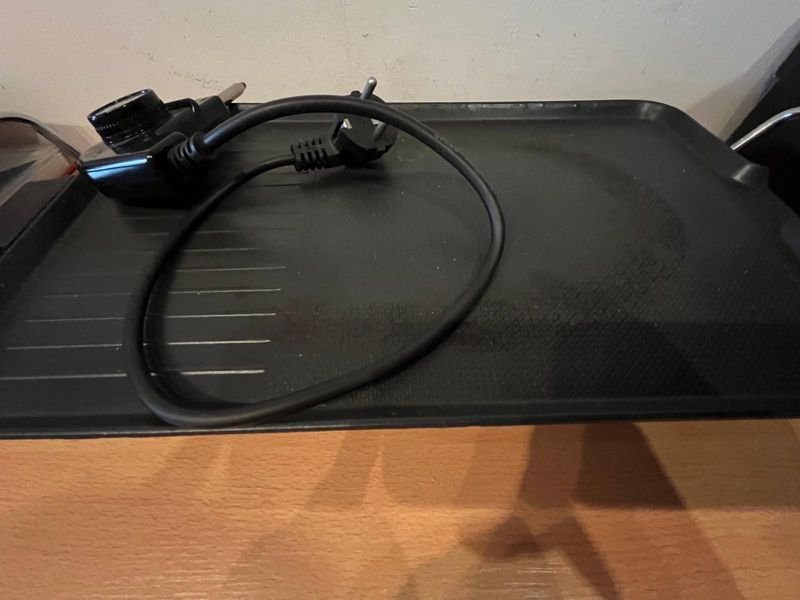 Plancha gril eléctrica metal negro en buen estado - imagen 3