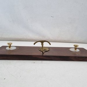 Perchero de Pared Rústico en Madera Oscura con Herradura y Cabeza de Caballo - imagen 2