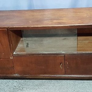 Bargueno de madera con 3 puertas, 2 cajones y vitrina - imagen 2