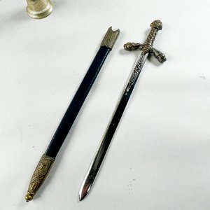 Lote de 9 piezas: Reloj de sobremesa, floreros metálicos, espada decorativa y más - imagen 3