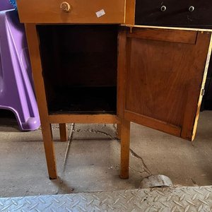 Mesa de Luz Antigua con 1 Puerta y 1 Cajón - Madera Barnizada - imagen 2