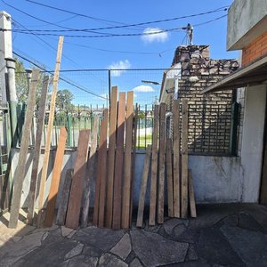 Lote de Maderas Varias: Postes y Tablas de Calidad - imagen 2