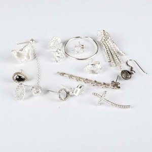 Lote siguiente: Lote de Abalorios y Dijes para Joyería: Mariposas, Cruces y Diseños Geométricos