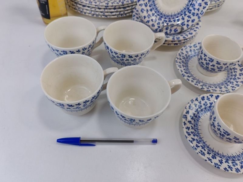 Vajilla Azul y Blanca: Un Conjunto de Piezas Decorativas - imagen 4