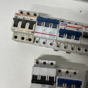Lote de 17 Disyuntores Térmicos y Diferenciales - imagen 8