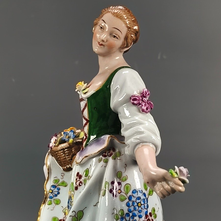 Figura de dama antigua en porcelana Sitzendorf - imagen 5
