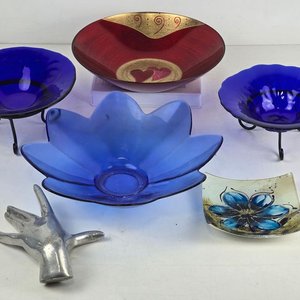 Lote siguiente: Centros de Mesa y Fuentes Decorativas de Vidrio Azul, Rojo y Violeta con Detalles Dorados