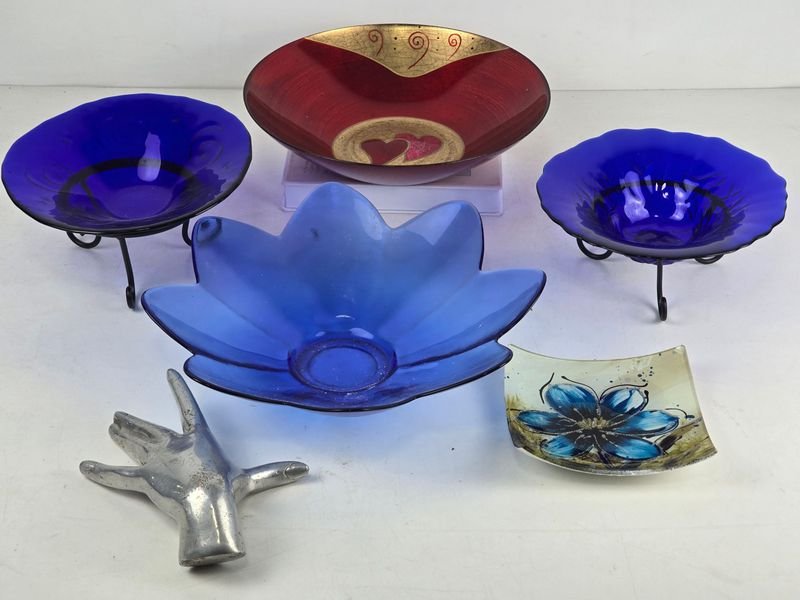 Centros de Mesa y Fuentes Decorativas de Vidrio Azul, Rojo y Violeta con Detalles Dorados