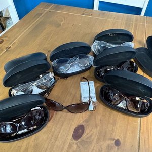 Lote siguiente: 8 Pares de Lentes de Sol Estilo Vintage con Estuches
