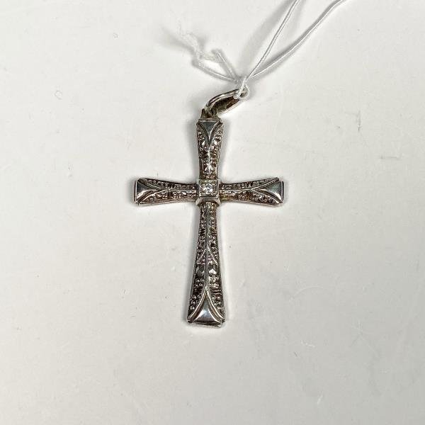 Cruz de Plata con Piedra Central