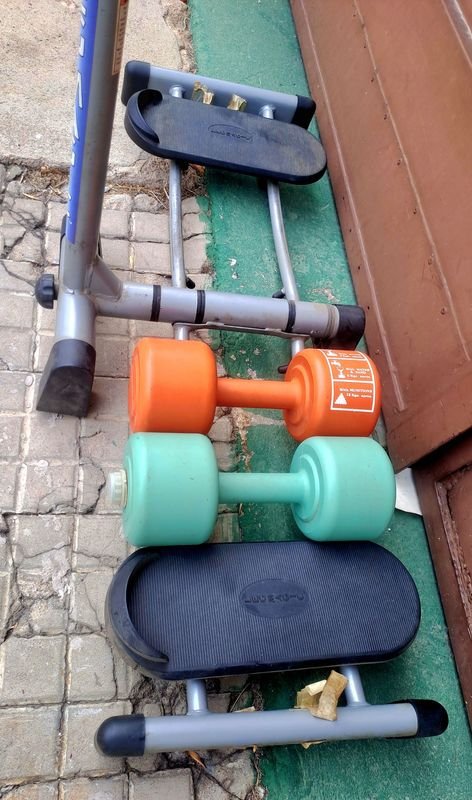 Máquina de ejercicio para piernas y glúteos Leg Magic con pocas pesas plásticas - imagen 2