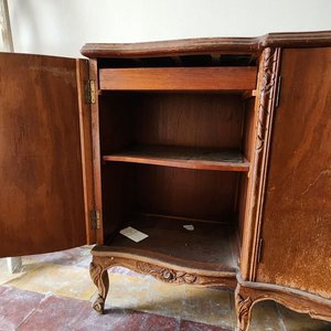 Antiguo Mueble Bargueño de Madera con Patas Curvas y Detalles Tallados - imagen 2