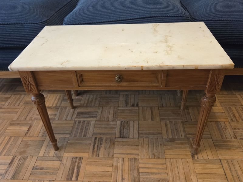 Lote anterior: Mesa francesa Luis XVI con cajón y tapa de mármol