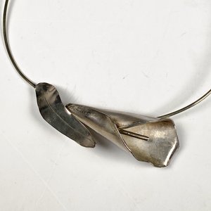 Collar Rígido Metálico con Flor de Plata Estilo Calla - imagen 3