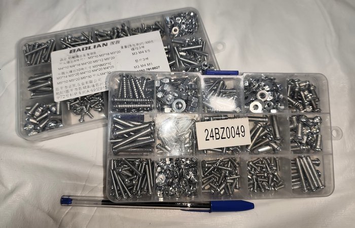 Lote de 2 Cajas con Tornillos y Tuercas Variados